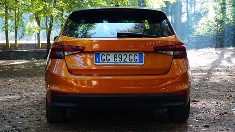 Vista posteriore della Skoda Fabia con il bagagliaio aperto