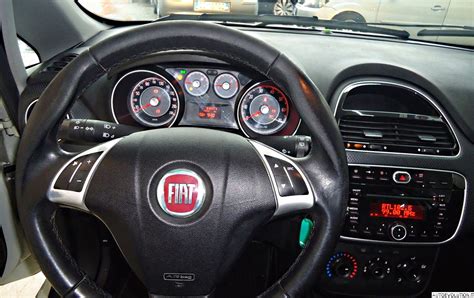 Interni della Fiat Grande Punto con volante multifunzione