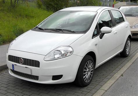 Vista laterale della Fiat Grande Punto su strada