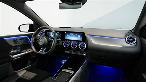 Interni di una Mercedes-Benz Classe B con un'atmosfera lussuosa e tecnologica