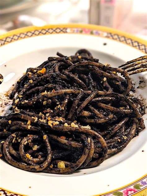 Immagine di spaghetti al nero di seppia