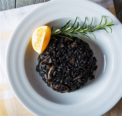 Piatto di risotto al nero di seppia