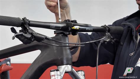 Persona che controlla il gioco dello sterzo di una bicicletta