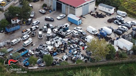 Veicoli fuoristrada in un deposito di autodemolizioni