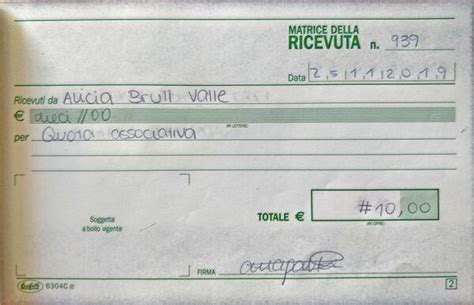 Persona che guarda una ricevuta di pagamento con espressione perplessa