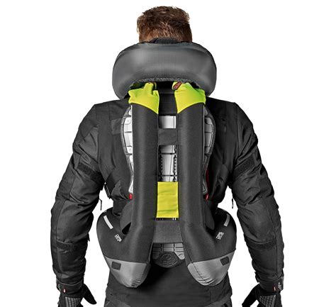 Motociclista che indossa una giacca da moto tecnica con inserti airbag