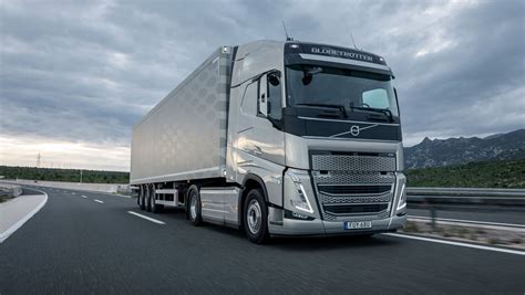 Camion Volvo in un deposito