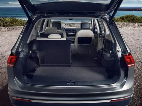 Interni Volkswagen Tiguan Allspace con sedili ribaltati