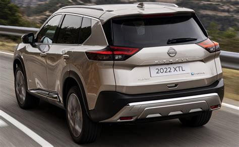 Nissan X-Trail esterni con tetto flottante