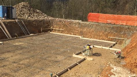 Veicolo di scavo in cantiere edile