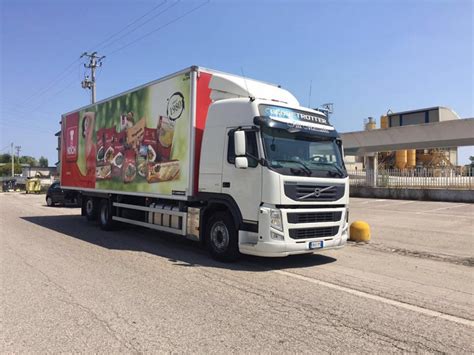 Camion frigo con prodotti alimentari freschi