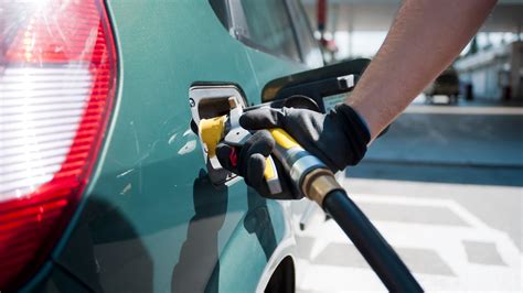 Immagine di un distributore di GPL con auto in coda