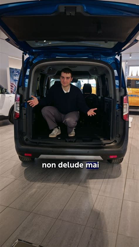 Interni di un'auto spaziosa con enfasi sullo spazio per le gambe e il bagagliaio