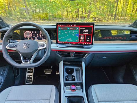 Interni Volkswagen Tiguan con schermo infotainment