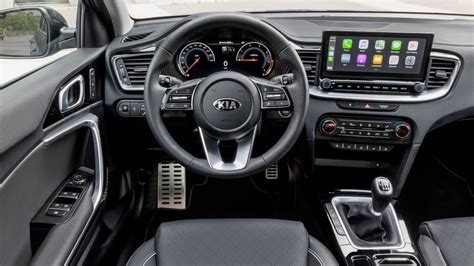 Interni di una Kia XCeed con cambio manuale