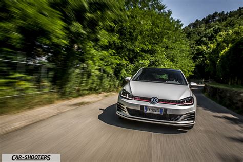 Volkswagen Golf GTI in movimento su strada