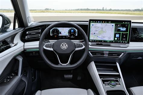 Interni Volkswagen Tiguan con schermo infotainment