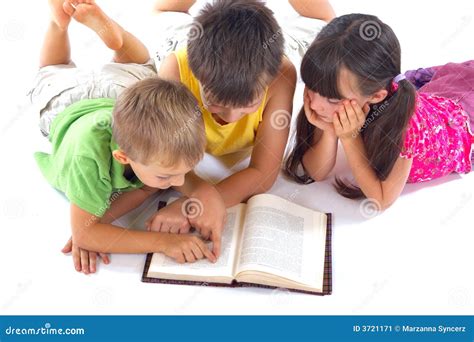 ragazzi che leggono un libro