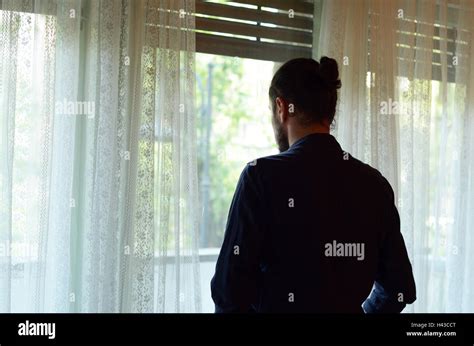 persona annoiata che guarda fuori dalla finestra