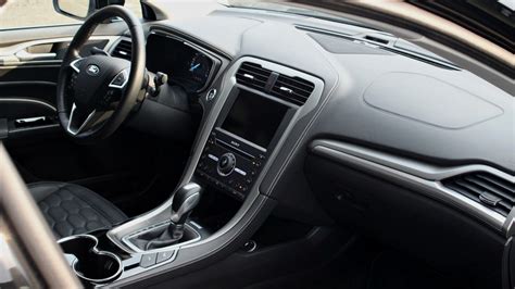 Interni lussuosi Ford Mondeo Vignale Hybrid