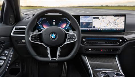 Interni di una BMW Serie 3 con sedili sportivi e sistema di infotainment