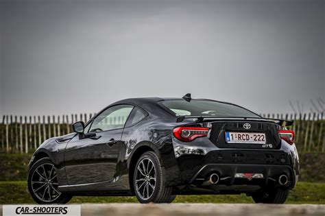 Toyota GT86 in azione su una strada di montagna