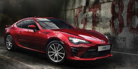 Vista frontale della Toyota GT86 con la sua distintiva presa d'aria