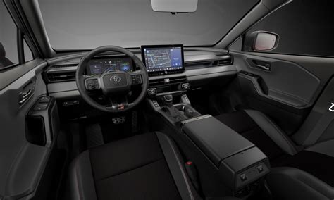 Interno di una Toyota RAV4 con tecnologia moderna