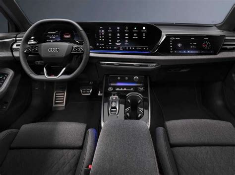 Interni lussuosi di un Audi Q7 con sedili in pelle e ampio display
