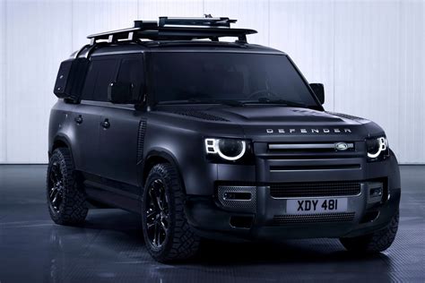 Land Rover Defender in un paesaggio fuoristrada