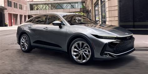 Toyota Crown Sport vista laterale con cerchi da 21 pollici