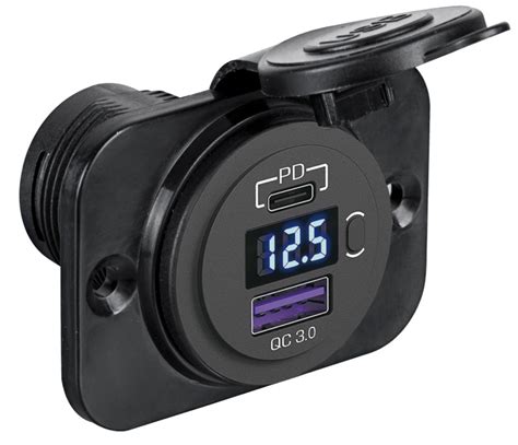 Dettaglio di una presa USB doppia per moto con voltmetro