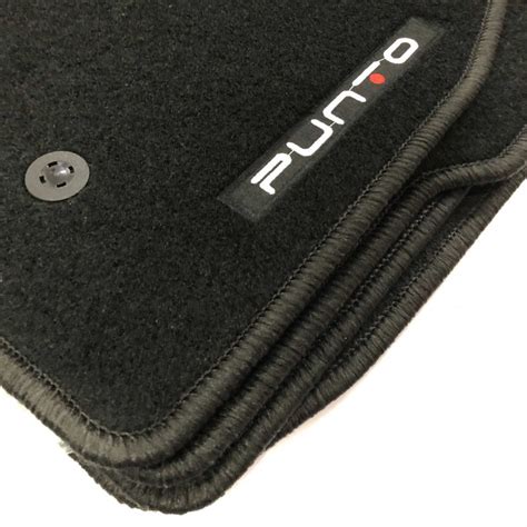 Interni di una Fiat Grande Punto con tappetini in moquette grigi su misura