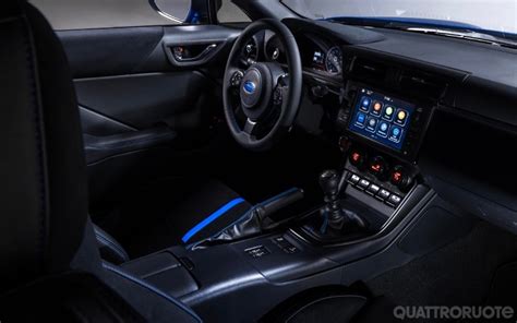 Interni della Subaru BRZ focalizzati sul guidatore