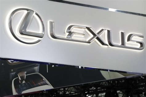 Logo Lexus su auto di lusso