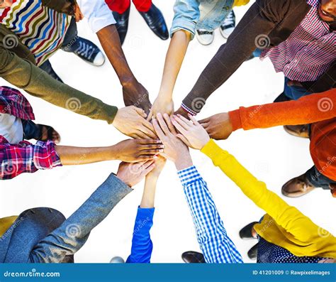 Immagine di un team multiculturale che collabora