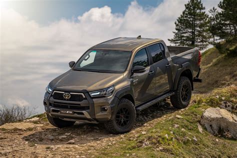 Toyota Hilux in un paesaggio fuoristrada
