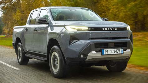 Toyota Hilux che guada un fiume