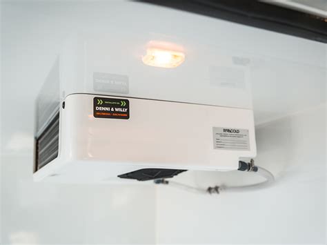 Dettaglio di un gruppo frigorifero montato su un furgone