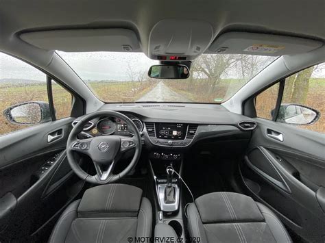 Interno abitacolo Opel Crossland con vista sulla plancia e sedili anteriori