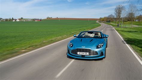 Particolare di un volante di un'auto sportiva