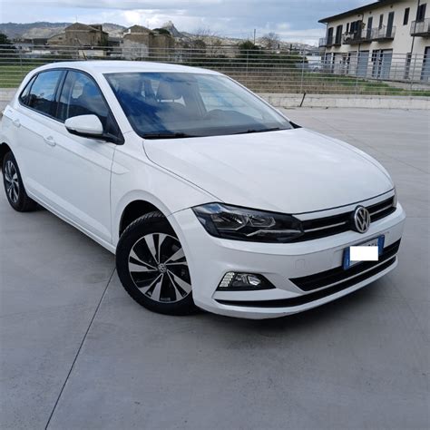 Vista laterale della Volkswagen Polo con un focus sulle linee pulite.