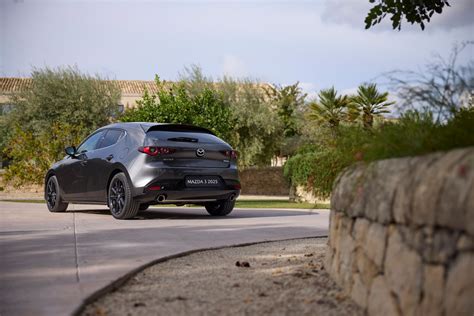 Vista posteriore della Mazda 2 con un focus sulle luci a LED.