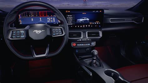 Interni della Ford Mustang con doppio schermo digitale