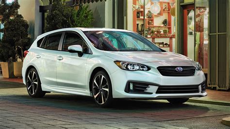 Subaru Impreza berlina vista frontalmente