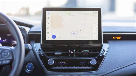 Interno di un'auto Toyota con schermo touchscreen Toyota Smart Connect