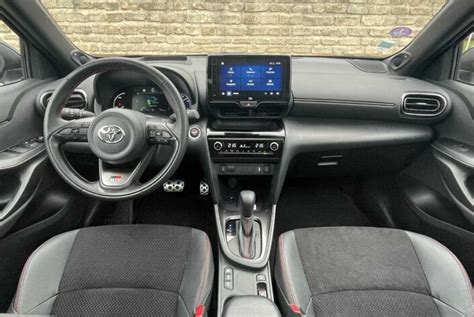 Cruscotto di una Toyota Yaris Cross con schermo Toyota Smart Connect