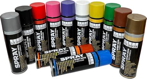 Una selezione di bombolette spray per auto di diversi colori e finiture