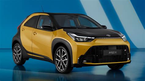 Toyota Aygo X frontale con dettagli a X