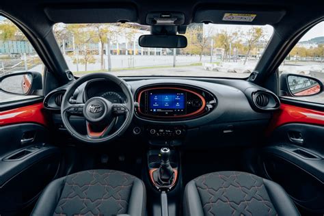 Interni Toyota Aygo X con display centrale e finiture colorate
